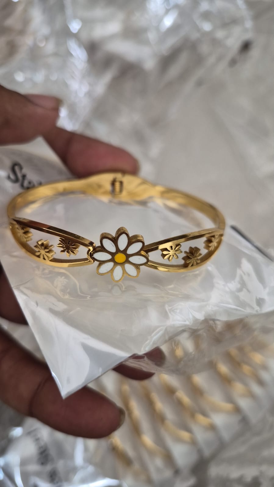 Anti tarnish white flower bracelet