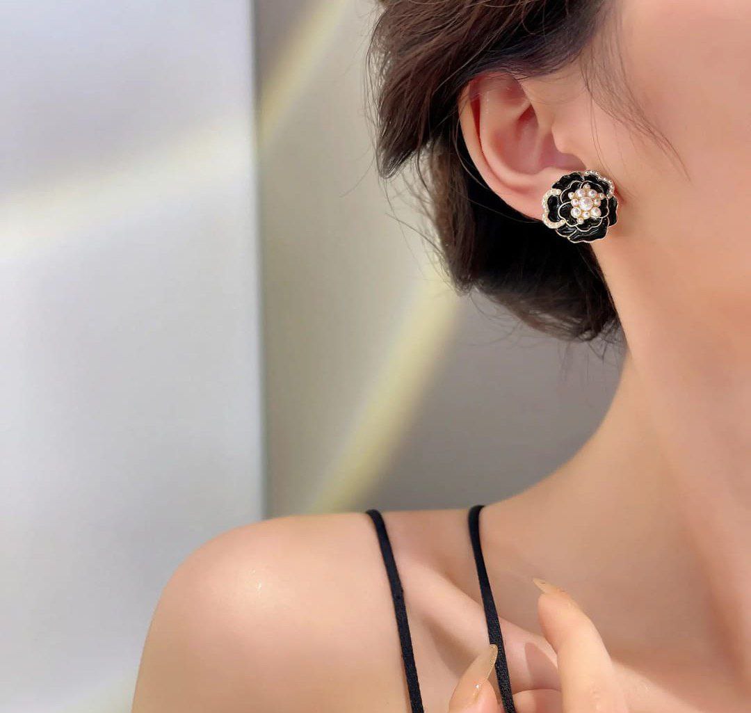 Black Floral Pearl Stud Earrings