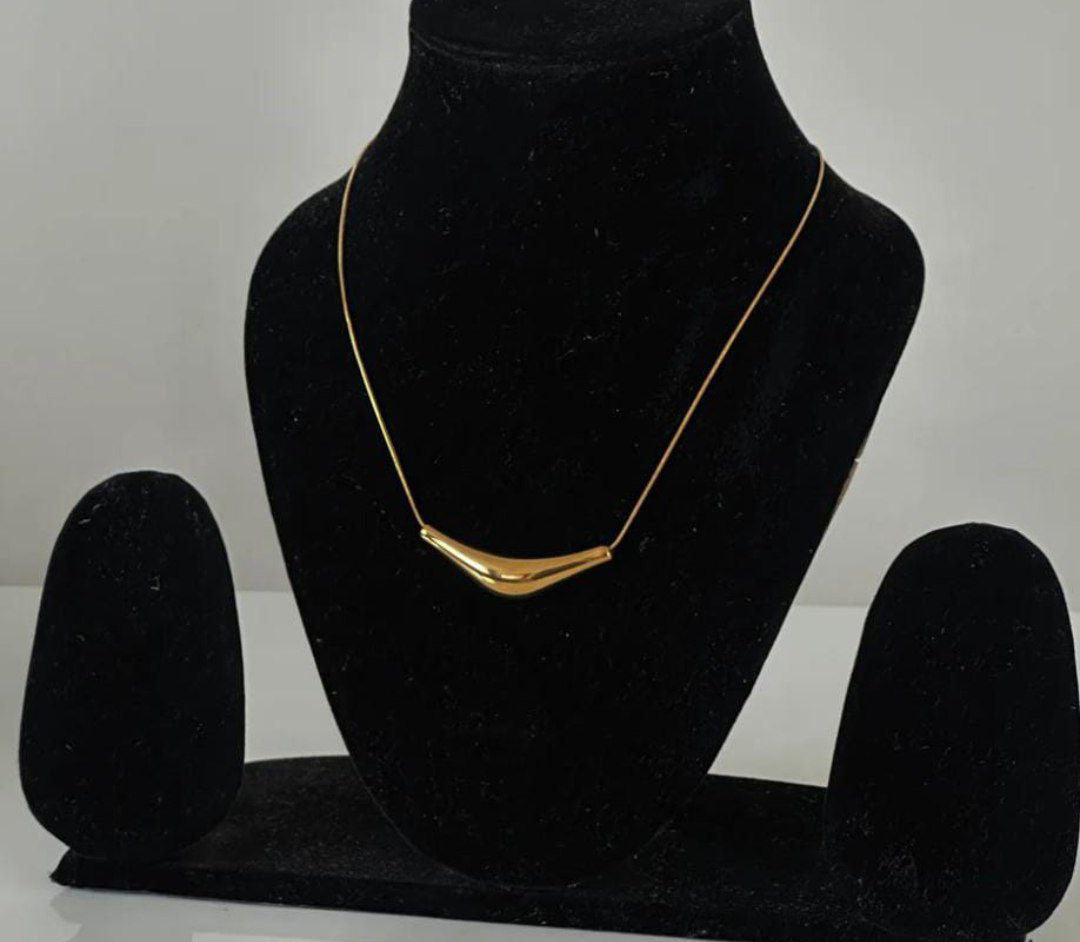 Anti-Tarnish Stainless Steel Curved Pendant Necklace