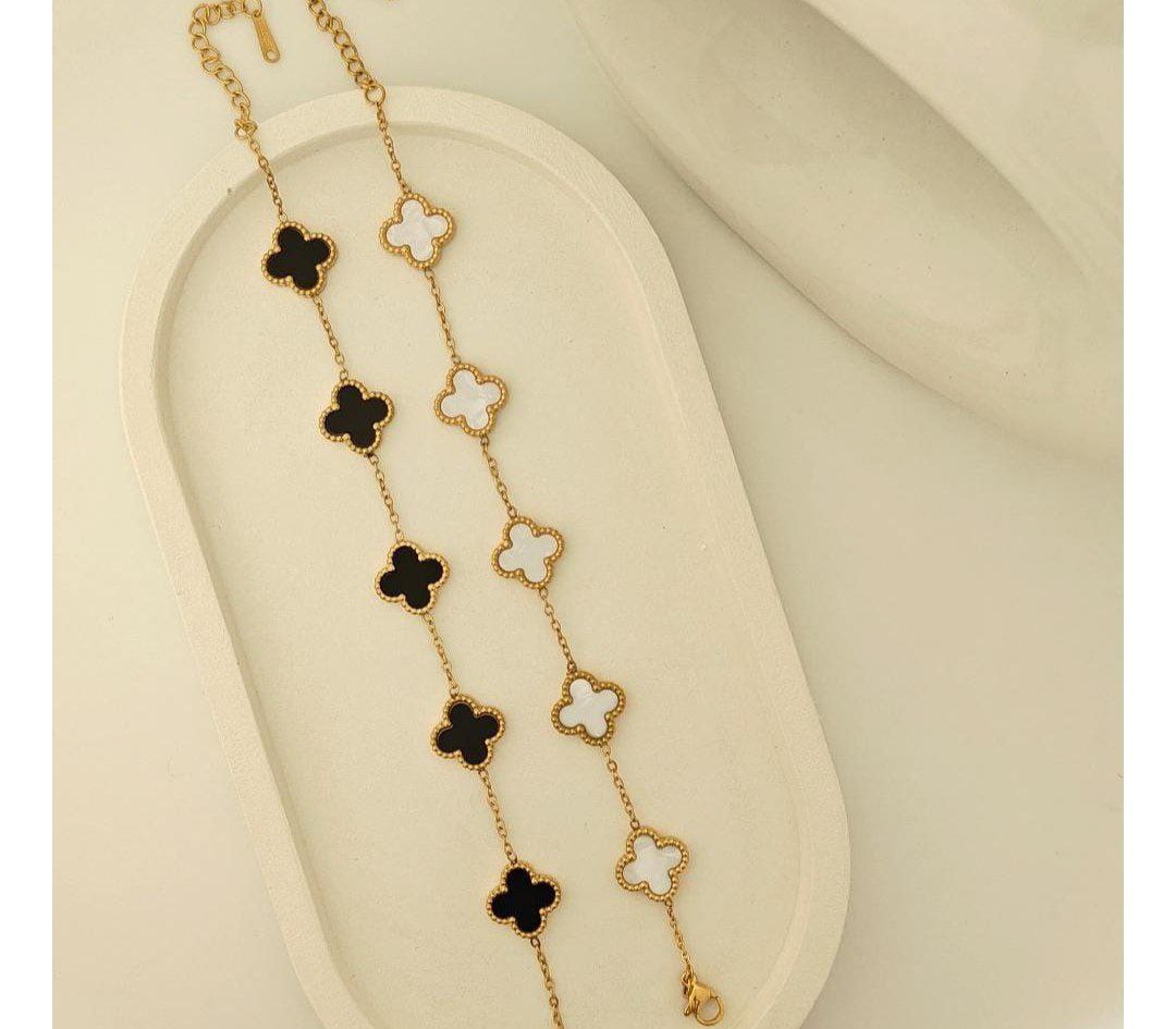 Reversable 2 in 1 Bracelet – Black & White Clover Design