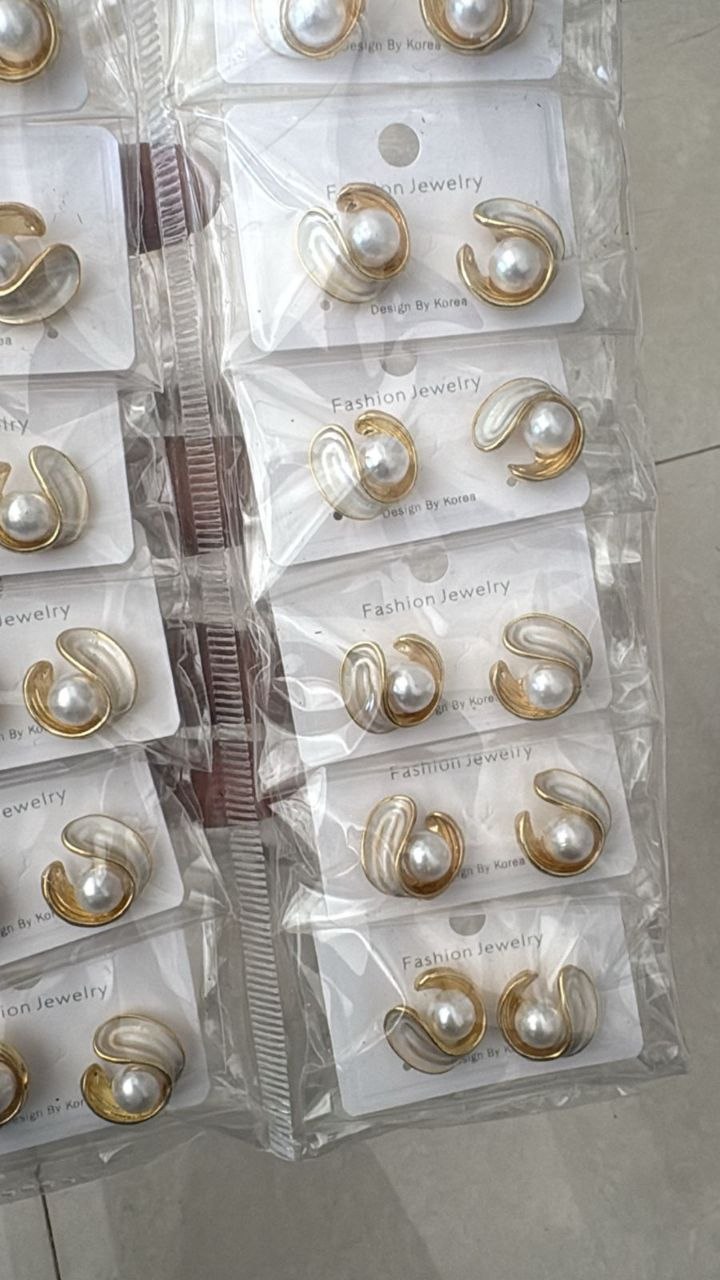Elegant Pearl Curve Stud Earrings – Korean Style