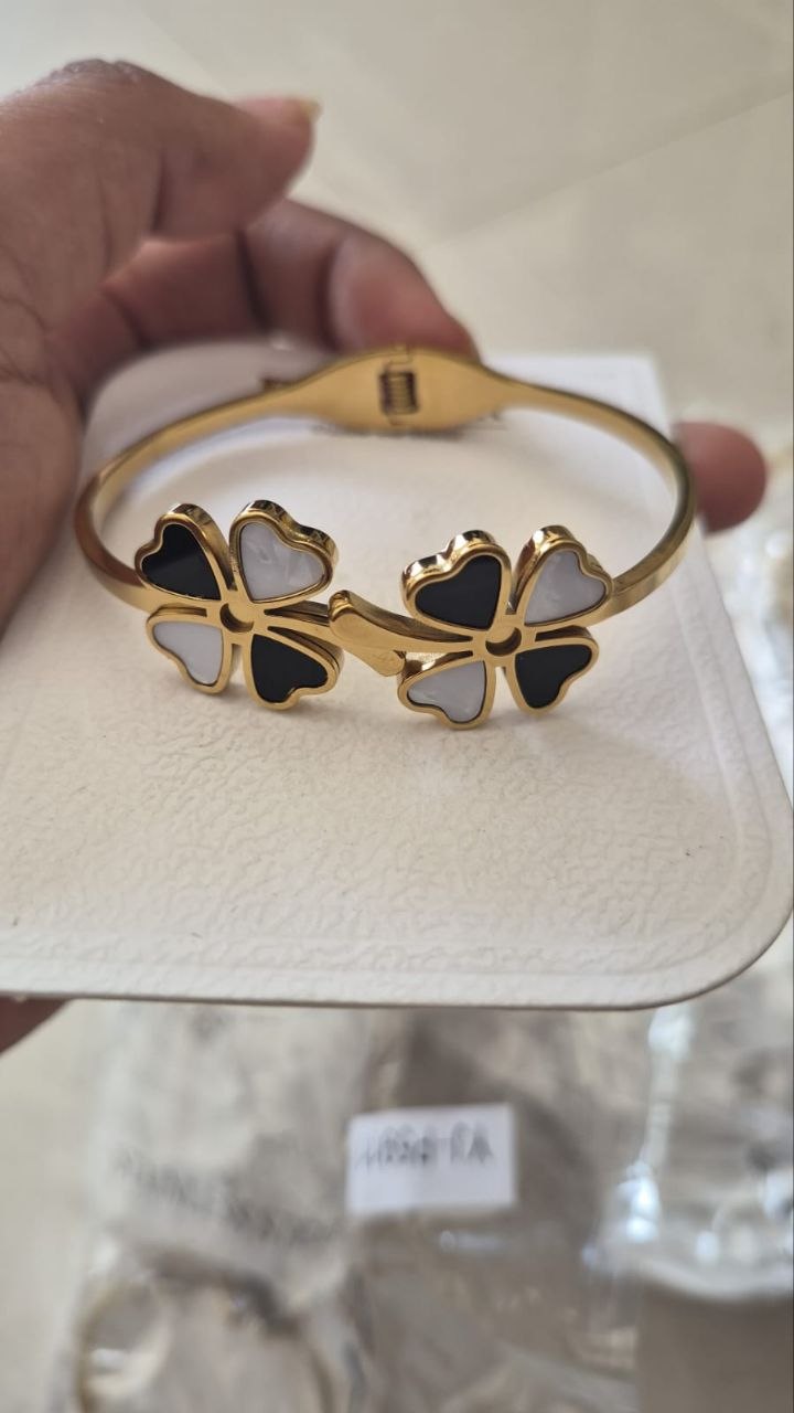 Anti Tarnish Black White Clover Style Bracelet