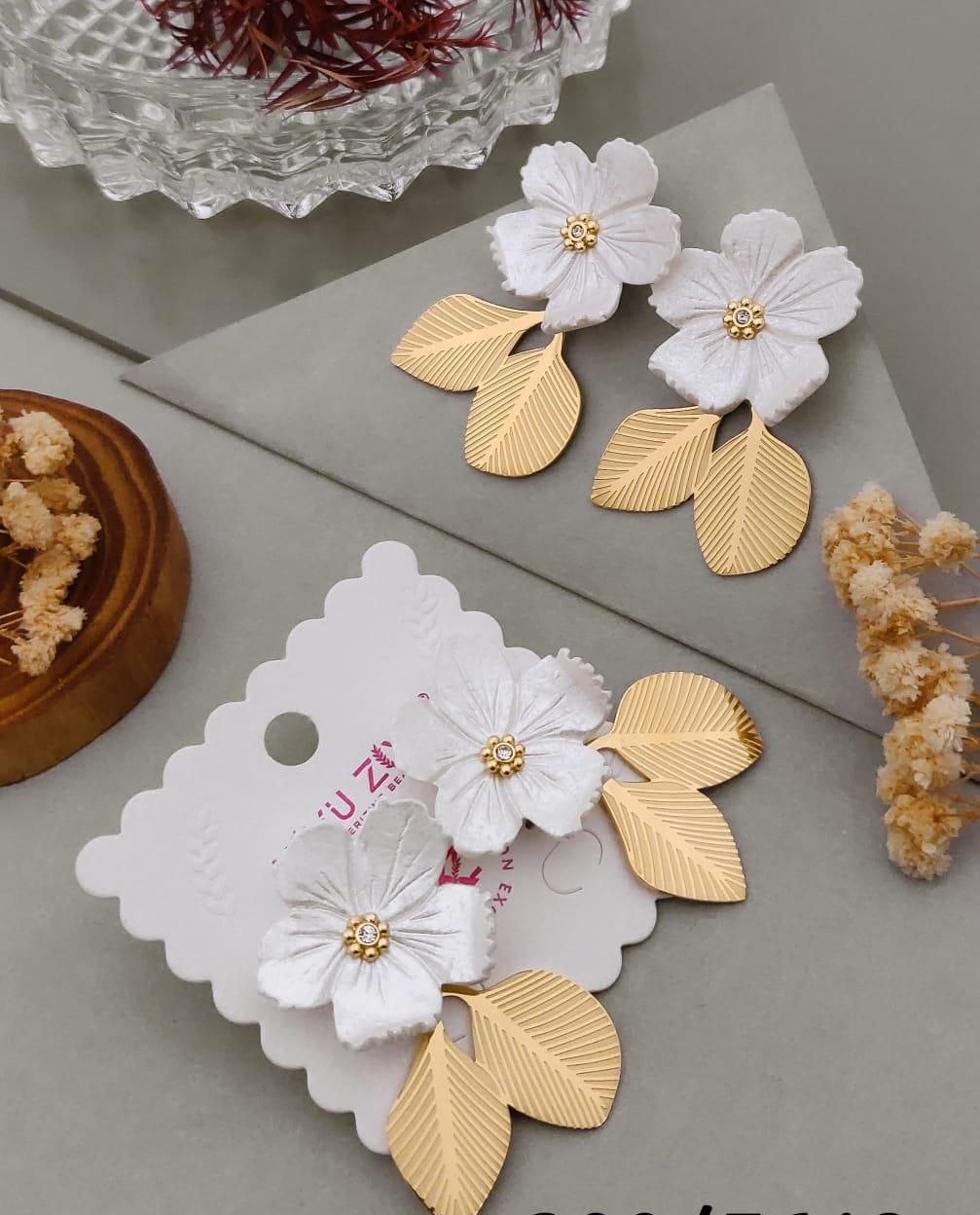 Kiyu Ziyu White Flower Leaf Earring