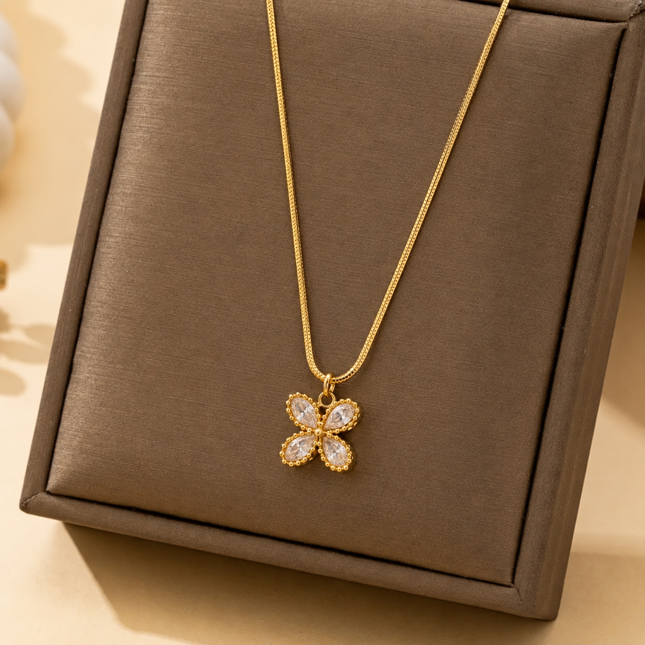 Cubic zirconia flower design anti tarnished necklace