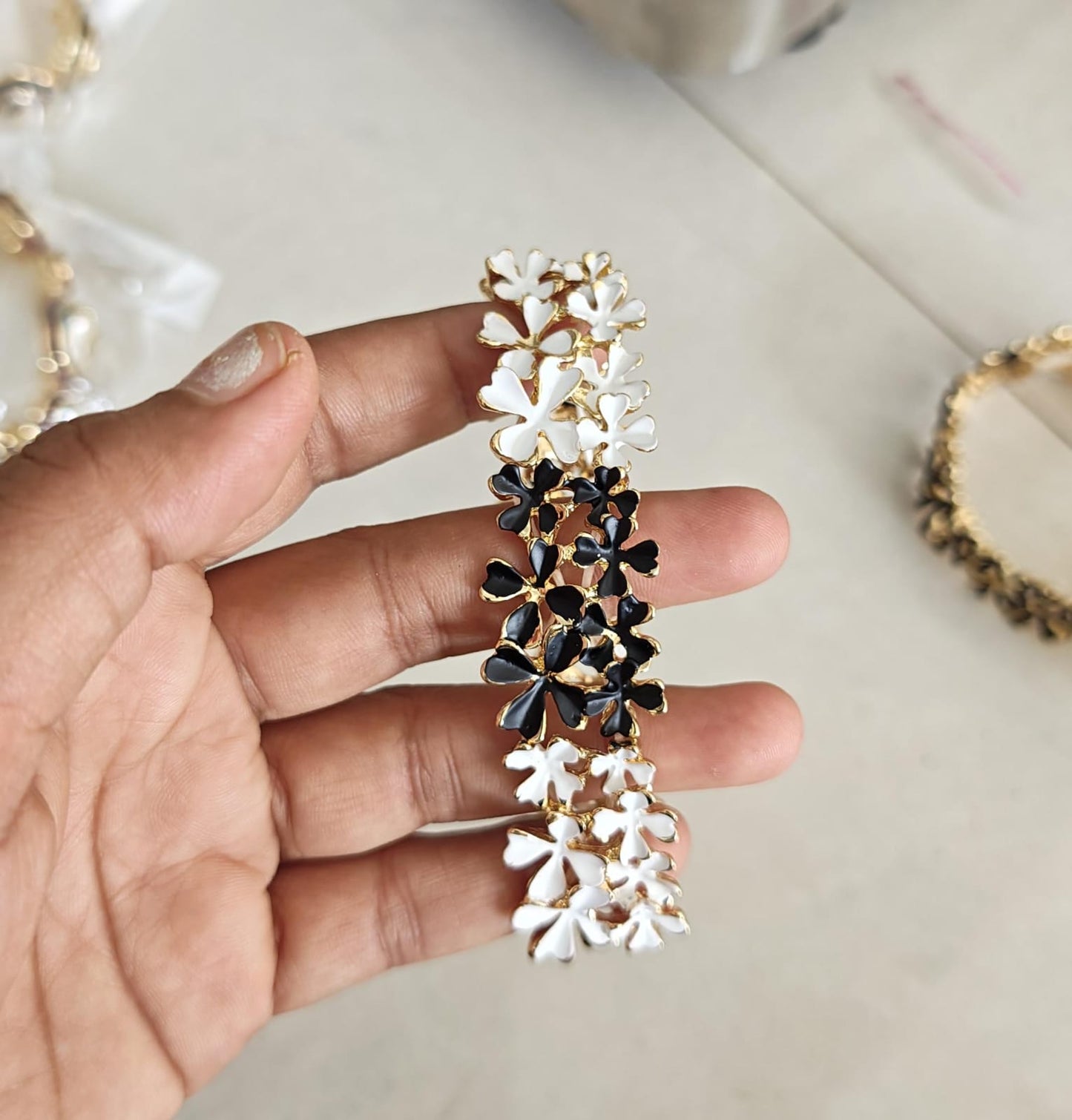 Stretchable enamel floral bracelet regular size