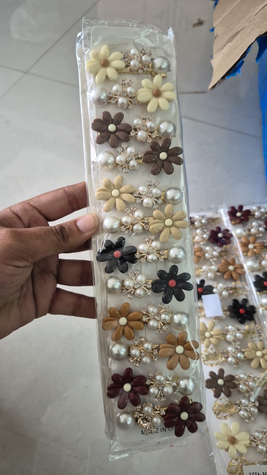 Pearl Daisy Floral Hair Clips – Set of 12