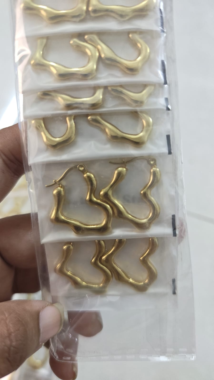 Anti tarnished abstract wavy heart-shaped hoop earring