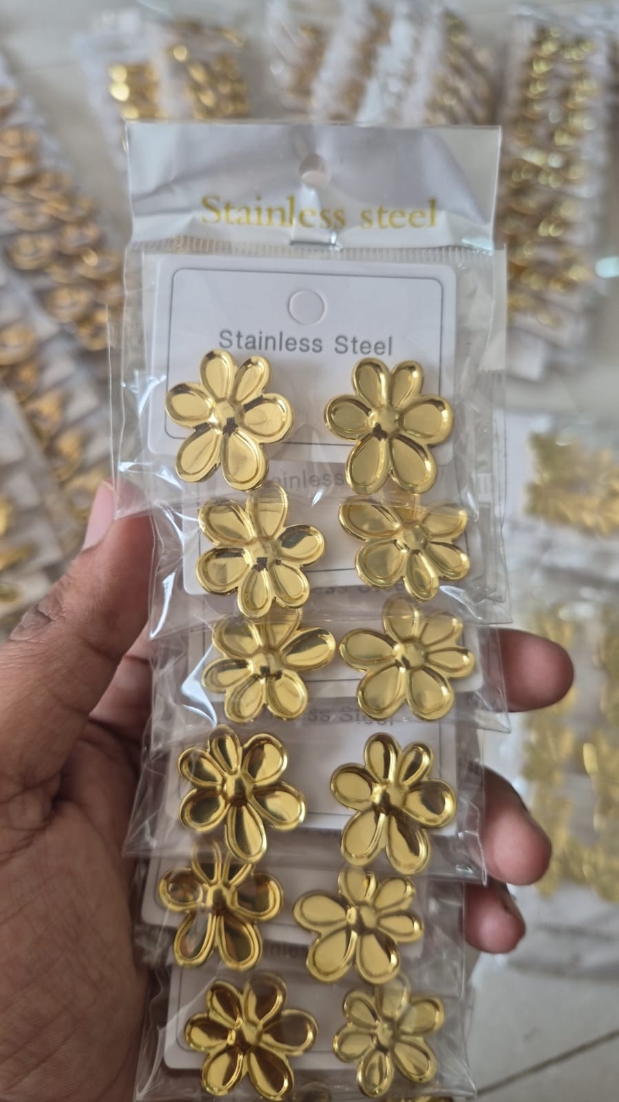 Stainless steel chunky flower-shaped stud earrings