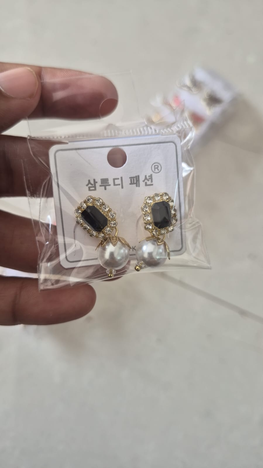 pearls drop earrings featuring a black center stone