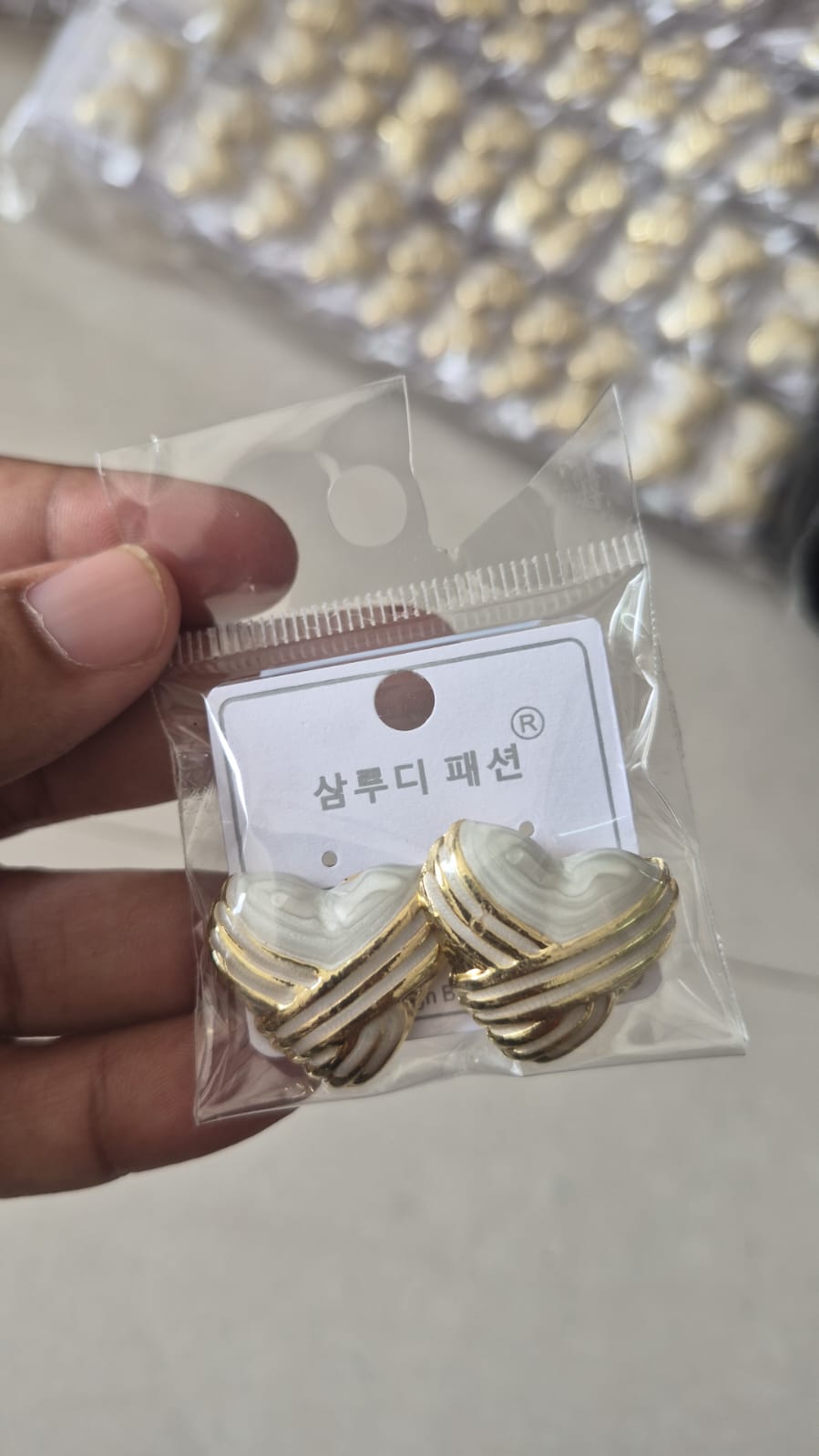 White. Enamel heart-shaped stud earrings