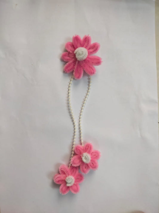 Hanging Pink flower clip set of 2
Pipe cleaner matireal