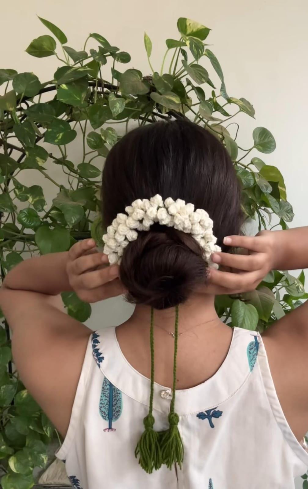 Handmade Crochet Mogra Gajra – White Floral Hair Paranda with Green Tie Strings