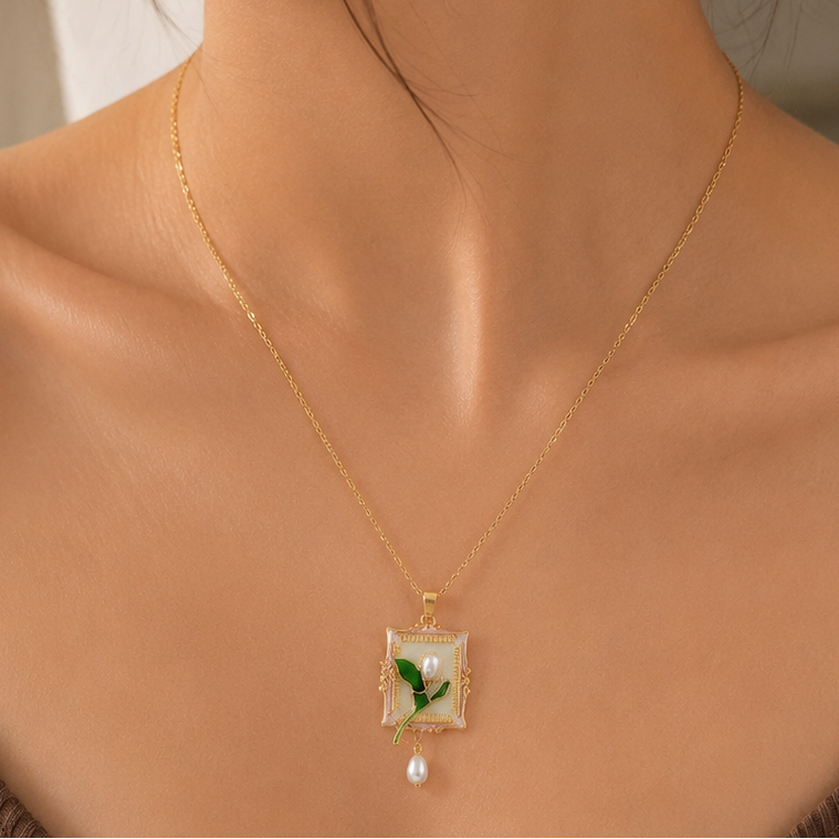 Anti Tarnish Floral Pearl Pendant Necklace for Women