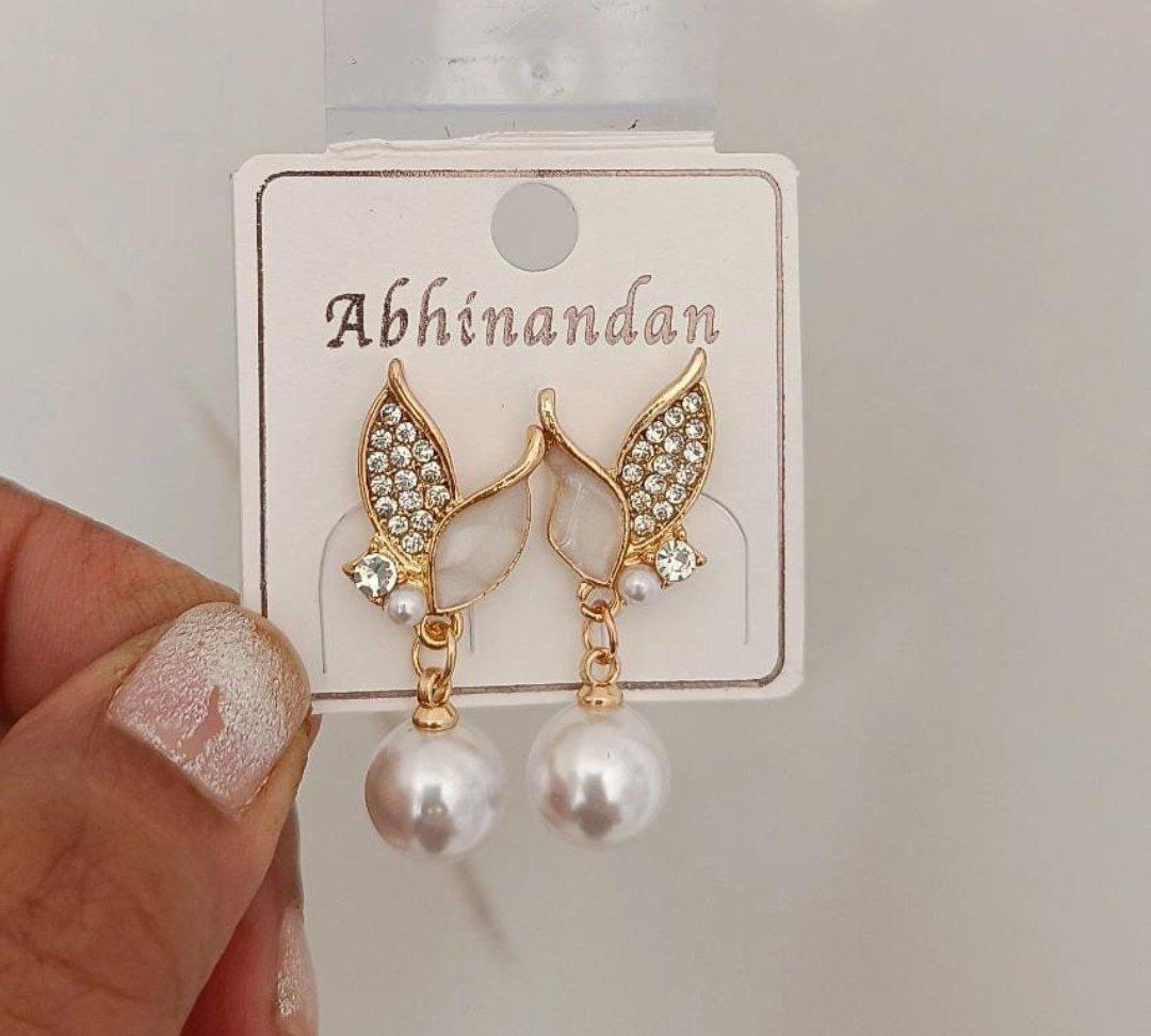 Korean Crystal Leaf Pearl Drop Earrings – Elegant Gold Plated Korean Style Pearl Dangle Earrings for Women & Girls