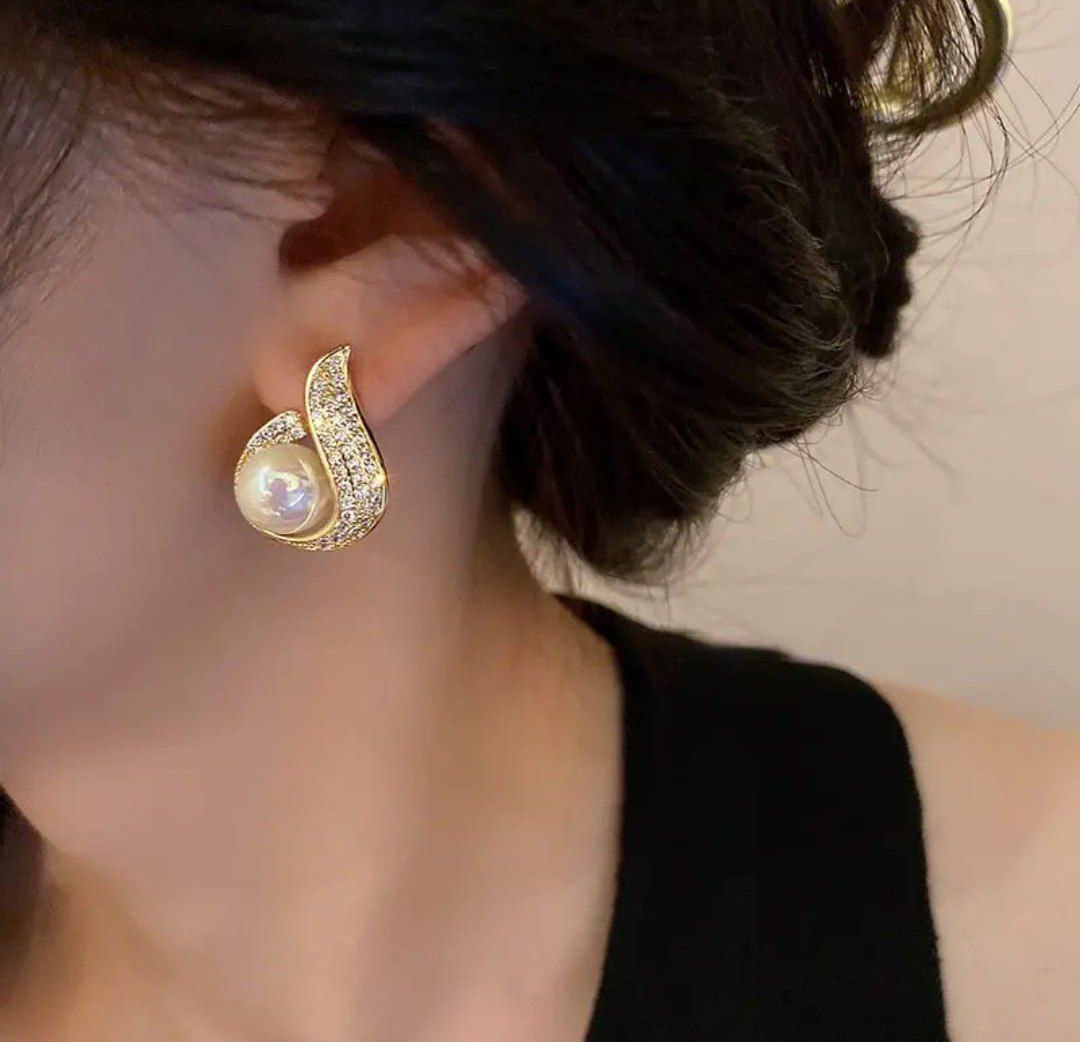 Korean Aurora Pearl Swirl Earrings