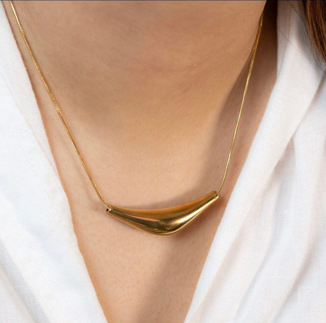 Anti-Tarnish Stainless Steel Curved Pendant Necklace