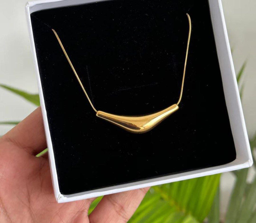 Anti-Tarnish Stainless Steel Curved Pendant Necklace
