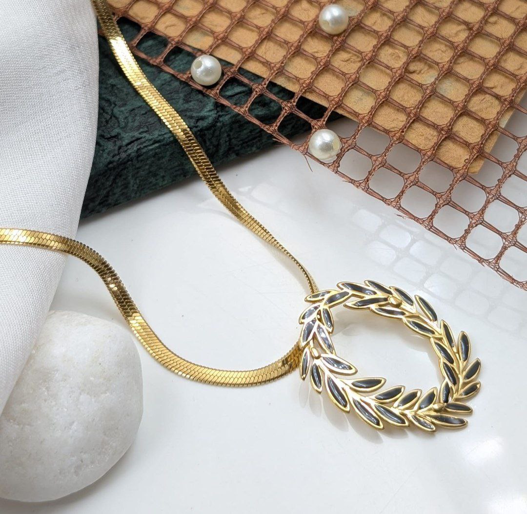 Korean Style Leaf Circle Pendant Necklace – Anti Tarnish Gold Finish