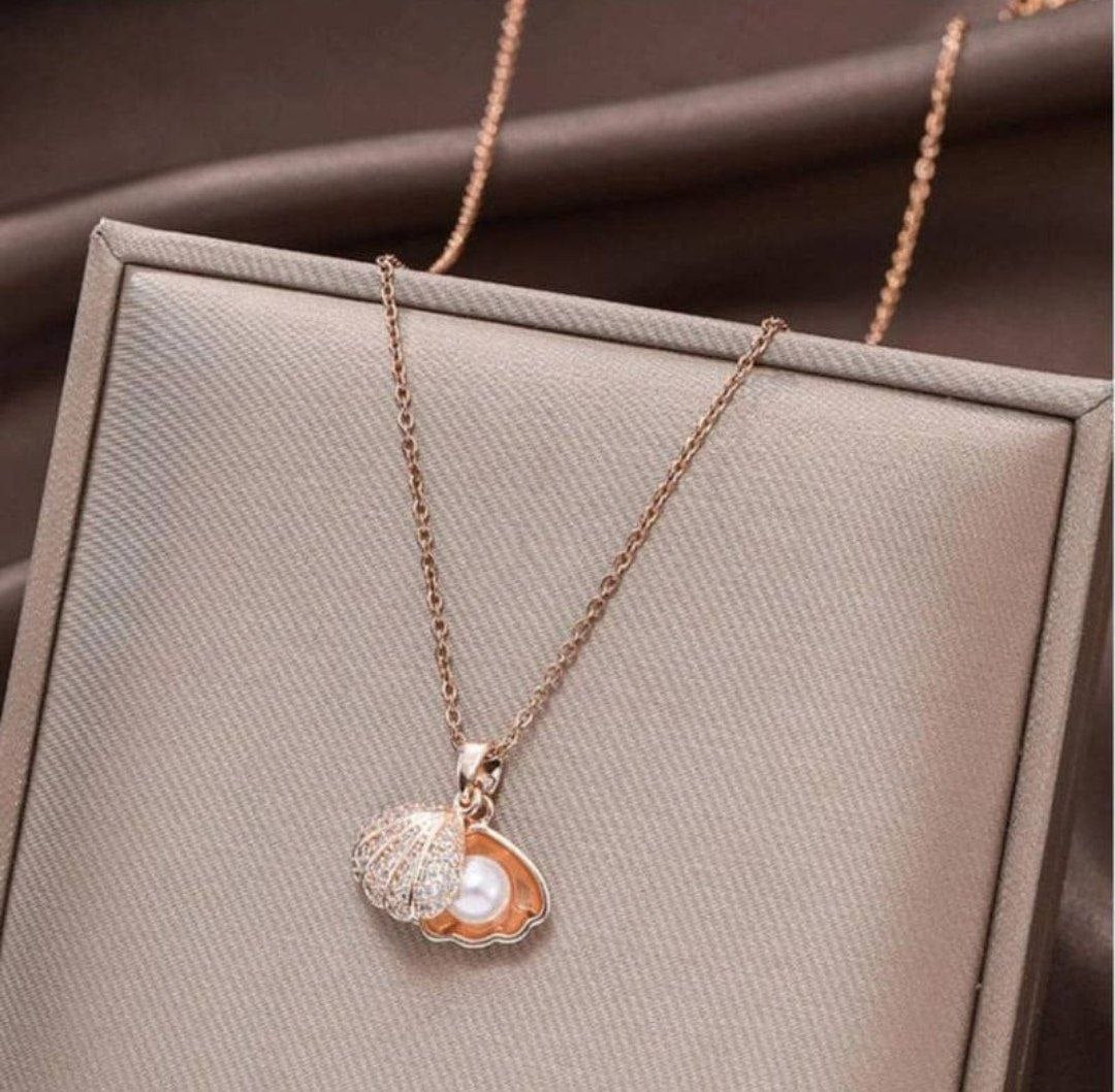 Elegant Rose Gold Shell Pearl Pendant Necklace for Women