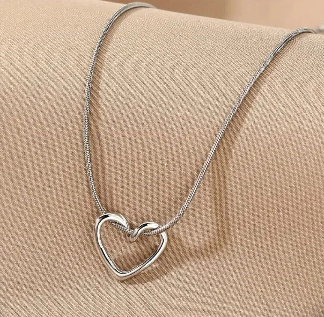 Silver heart-shaped pendant Necklace