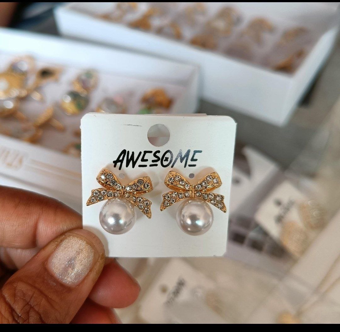 Luxury Bow Pearl Stud Earrings – Gold Crystal Design