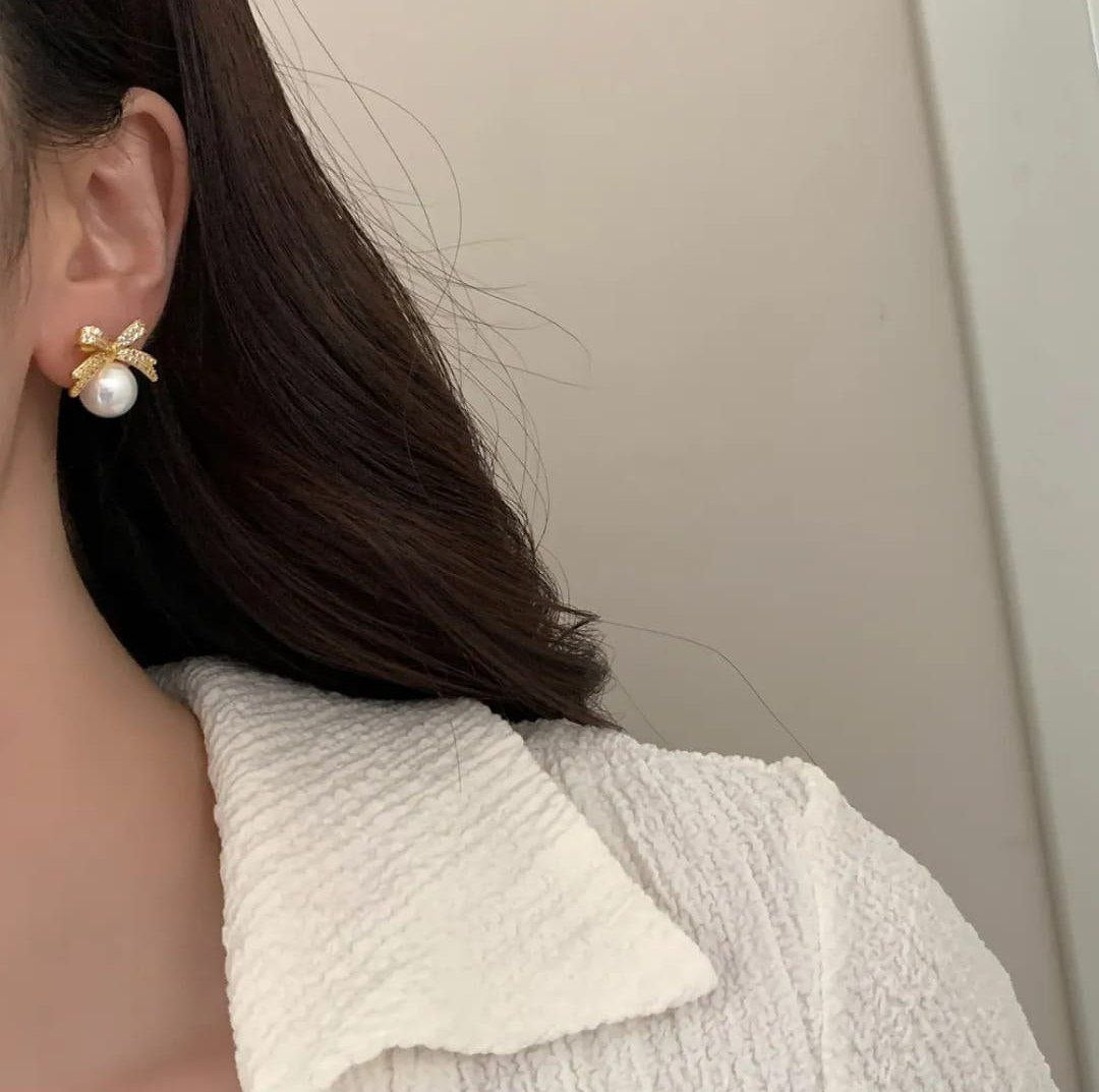 Luxury Bow Pearl Stud Earrings – Gold Crystal Design
