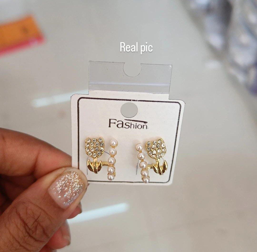 Korean Style Floral Pearl Stud Earrings – Gold Elegant Design