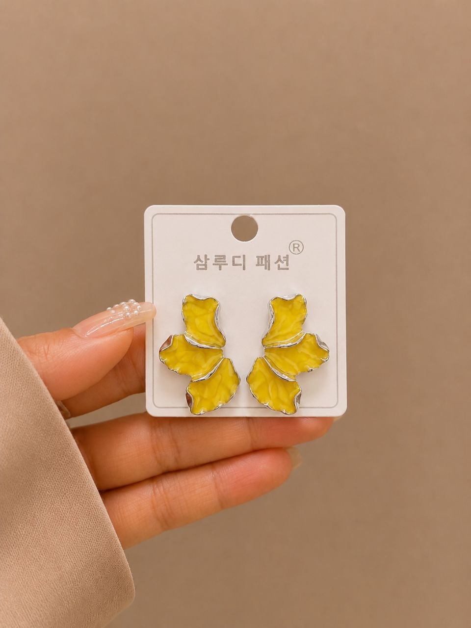 Maple Leaf Dripping Oil Flower Luxury Stud