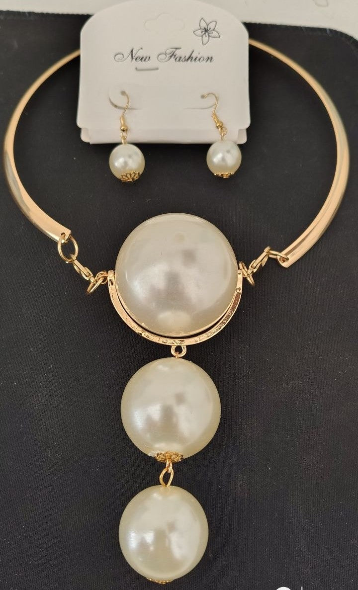 Shiney pearls choker Necklace✨