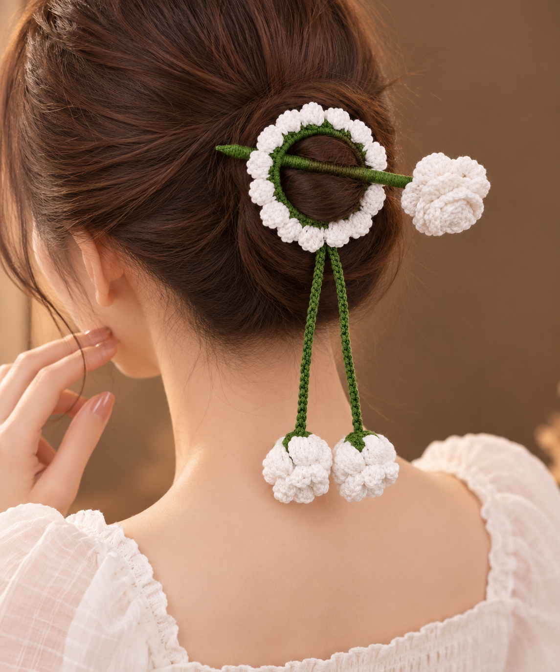 crochet floral hair bun stick with white rose/daisy-like flowers and green vines