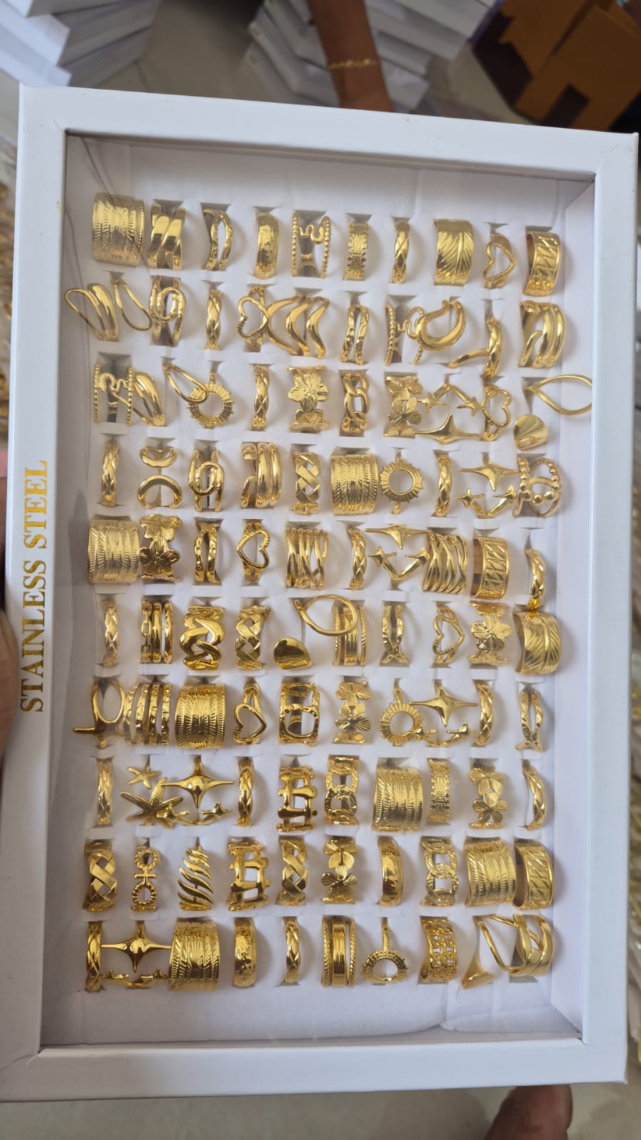 Set of 100 pcs 
Anti tarnished adjustable rings