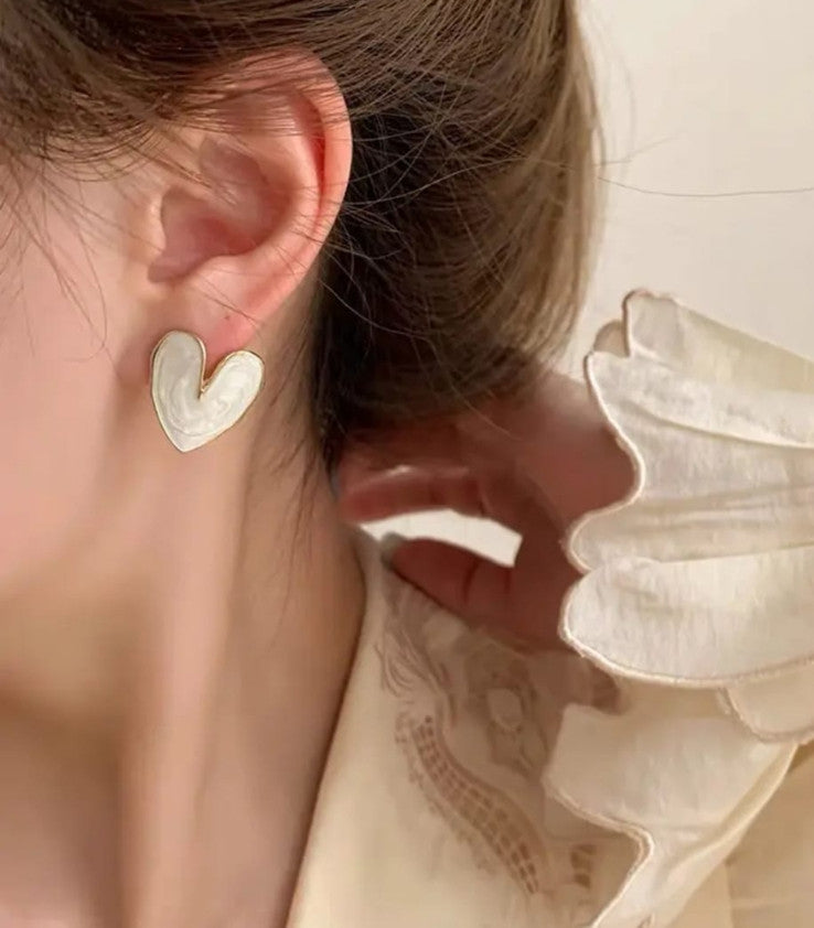 white enamel and gold-toned heart-shaped stud earring