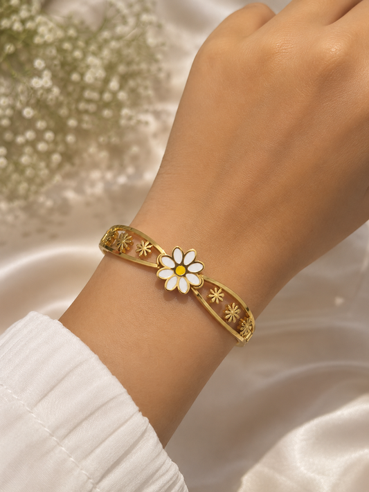 Anti tarnish white flower bracelet