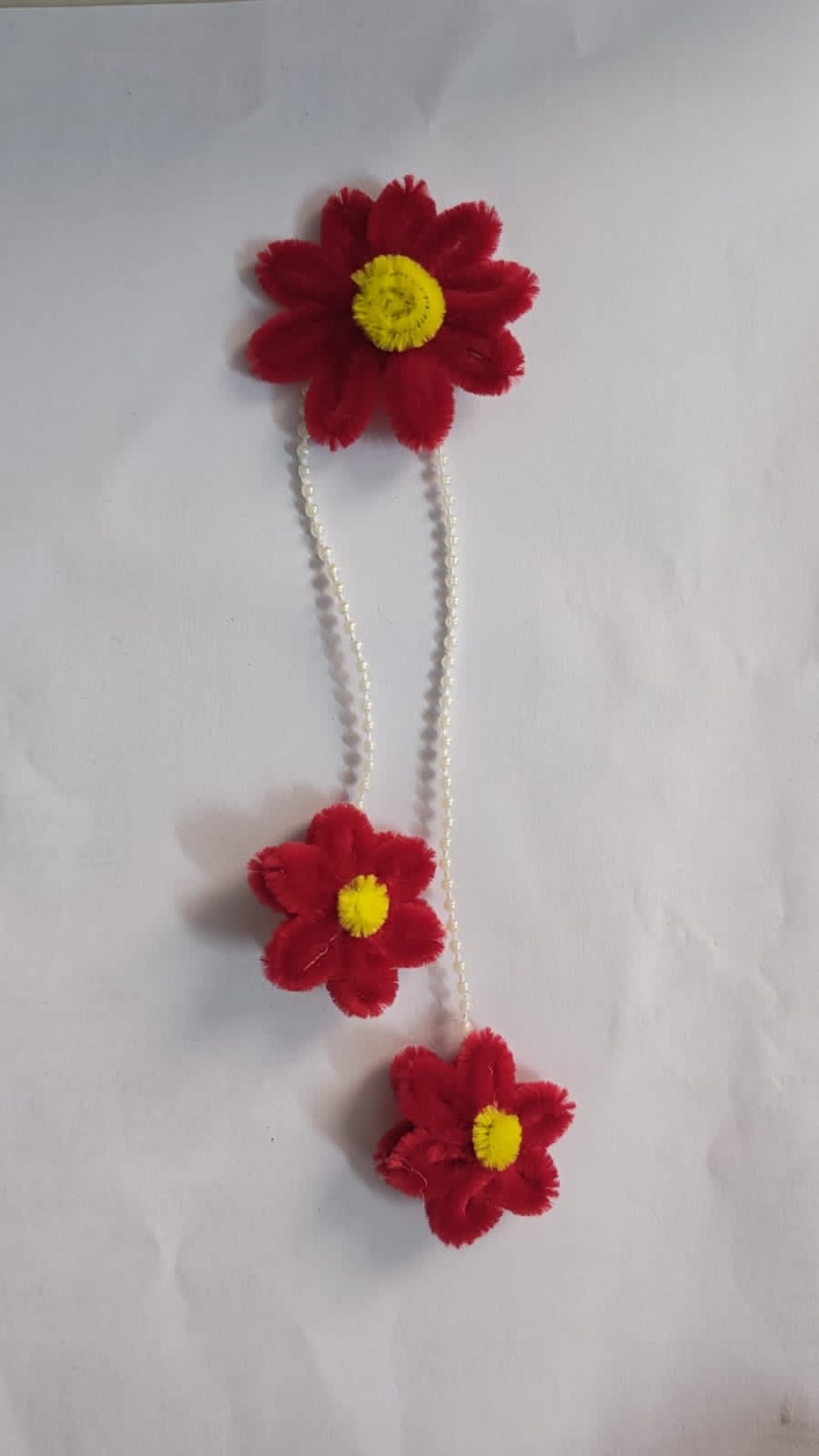 Hanging Red flower clip set of 2
Pipe cleaner matireal