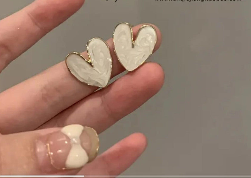 white enamel and gold-toned heart-shaped stud earring