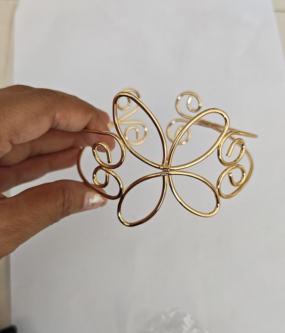 gold-toned floral-inspired loop pattern wire cuff bracelet