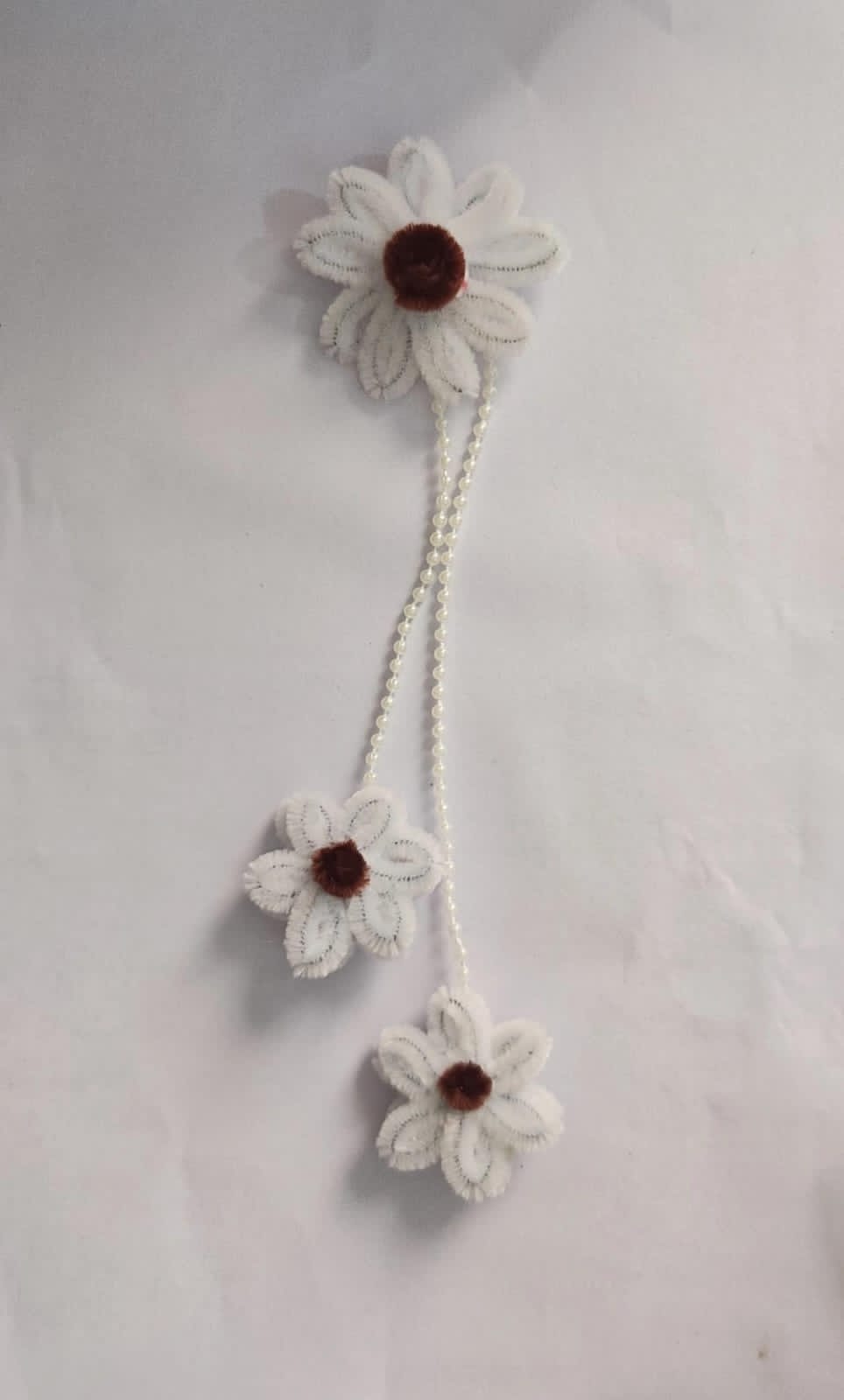 Hanging White flower clip set of 2
Pipe cleaner matireal