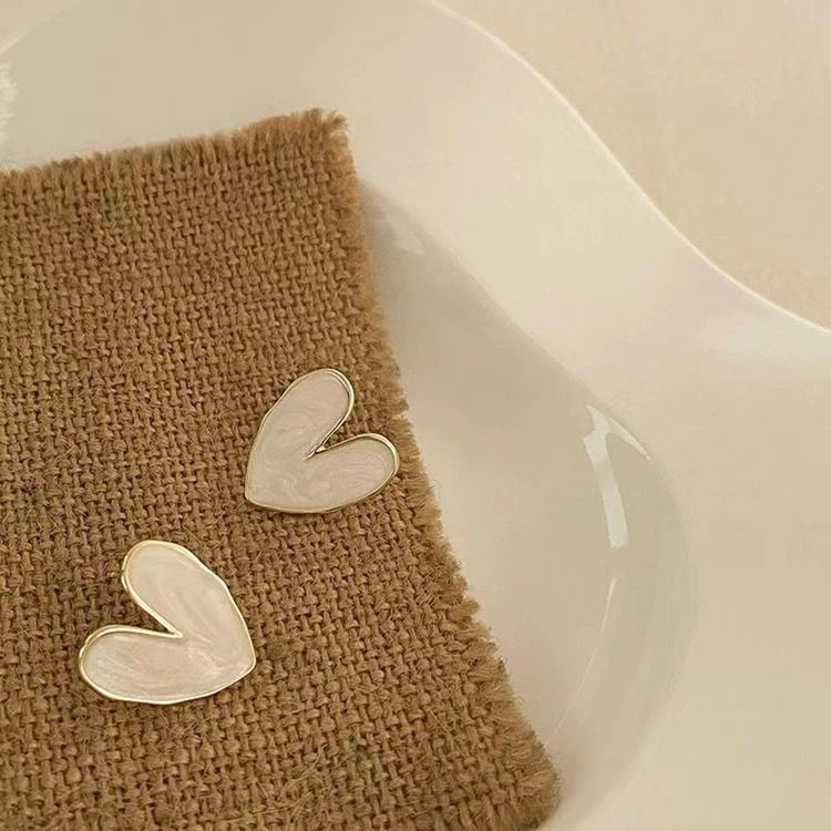 white enamel and gold-toned heart-shaped stud earring