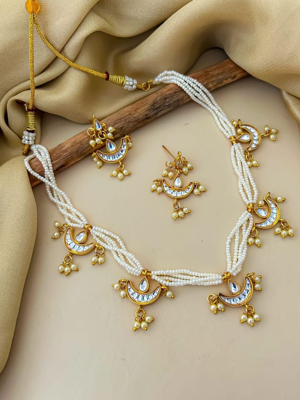 Traditional necklace with earrings set