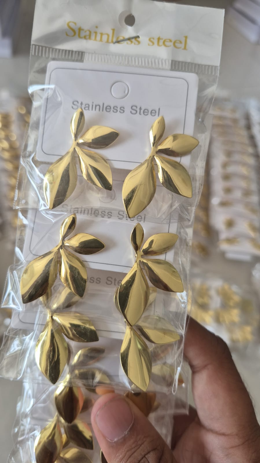 Anti tarnished leaf-shaped statement stud earring