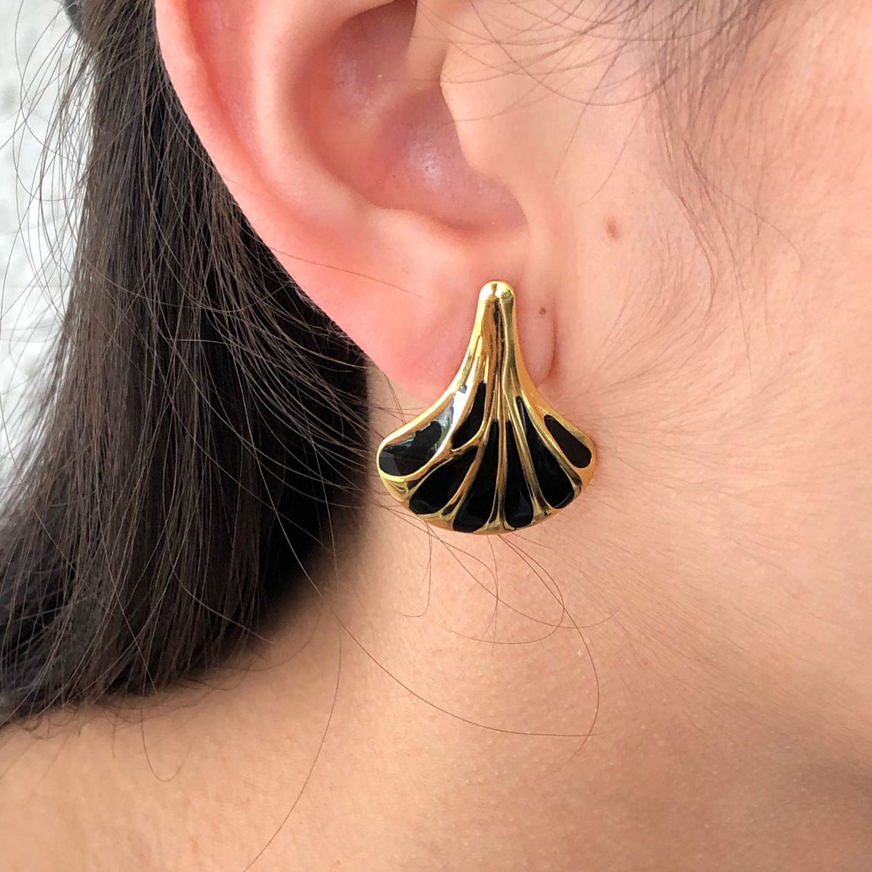 Black Shell korean earring