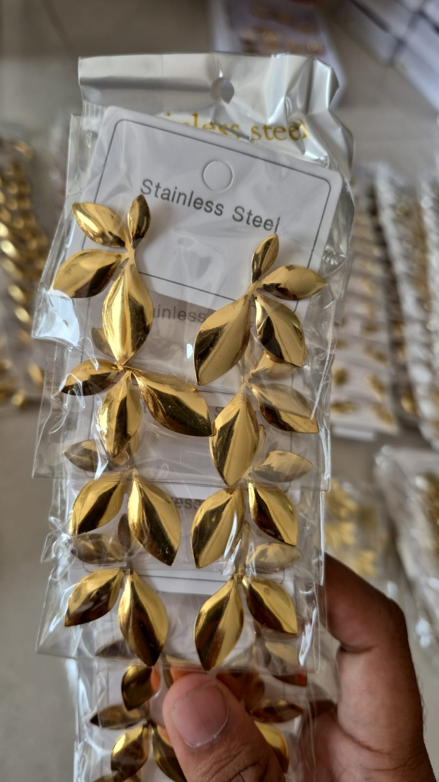 Anti tarnished leaf-shaped statement stud earring