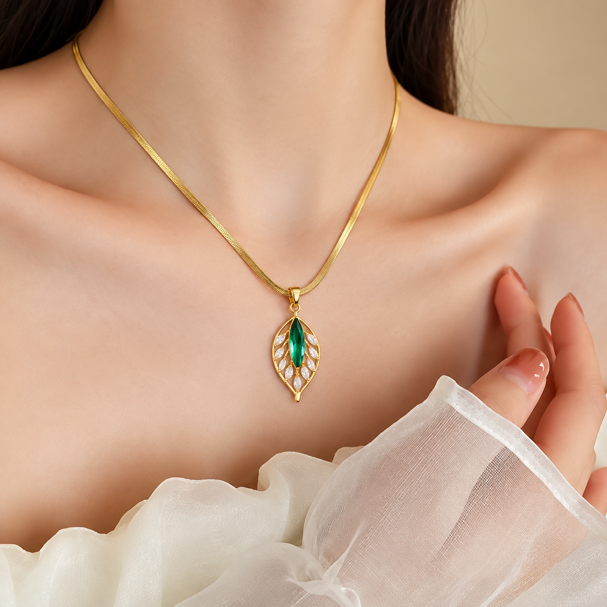 Anti tarnished leaf-shaped with cubic zirconia necklace
