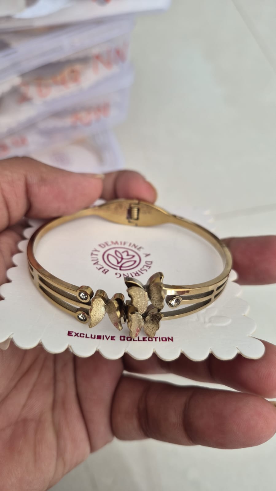 Butterfly-accented hinge anti tarnished bracelet regular size