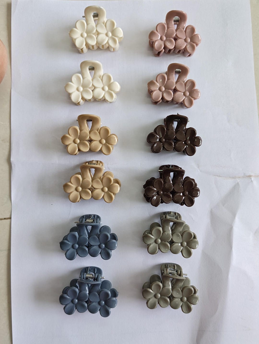 Sett of 12 small matte-finish hair claw clips