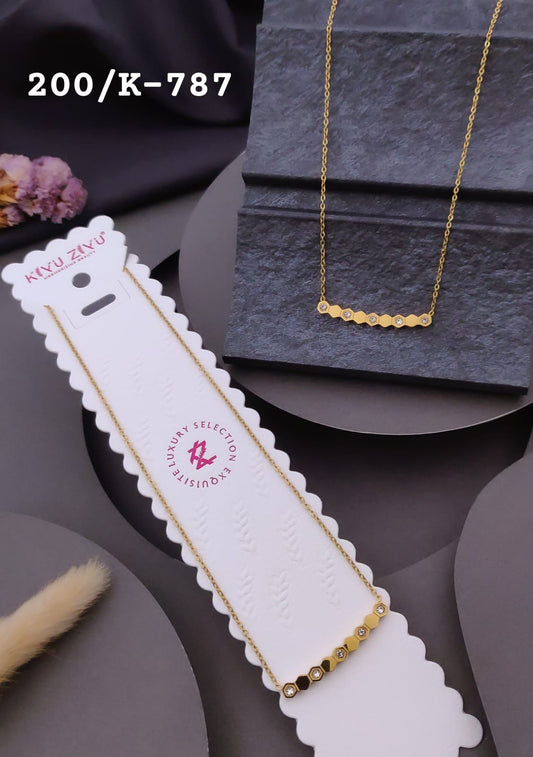 Anti tarnished necklace with a curved honeycomb-pattern bar pendant