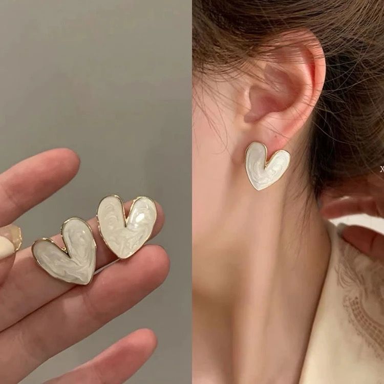 white enamel and gold-toned heart-shaped stud earring