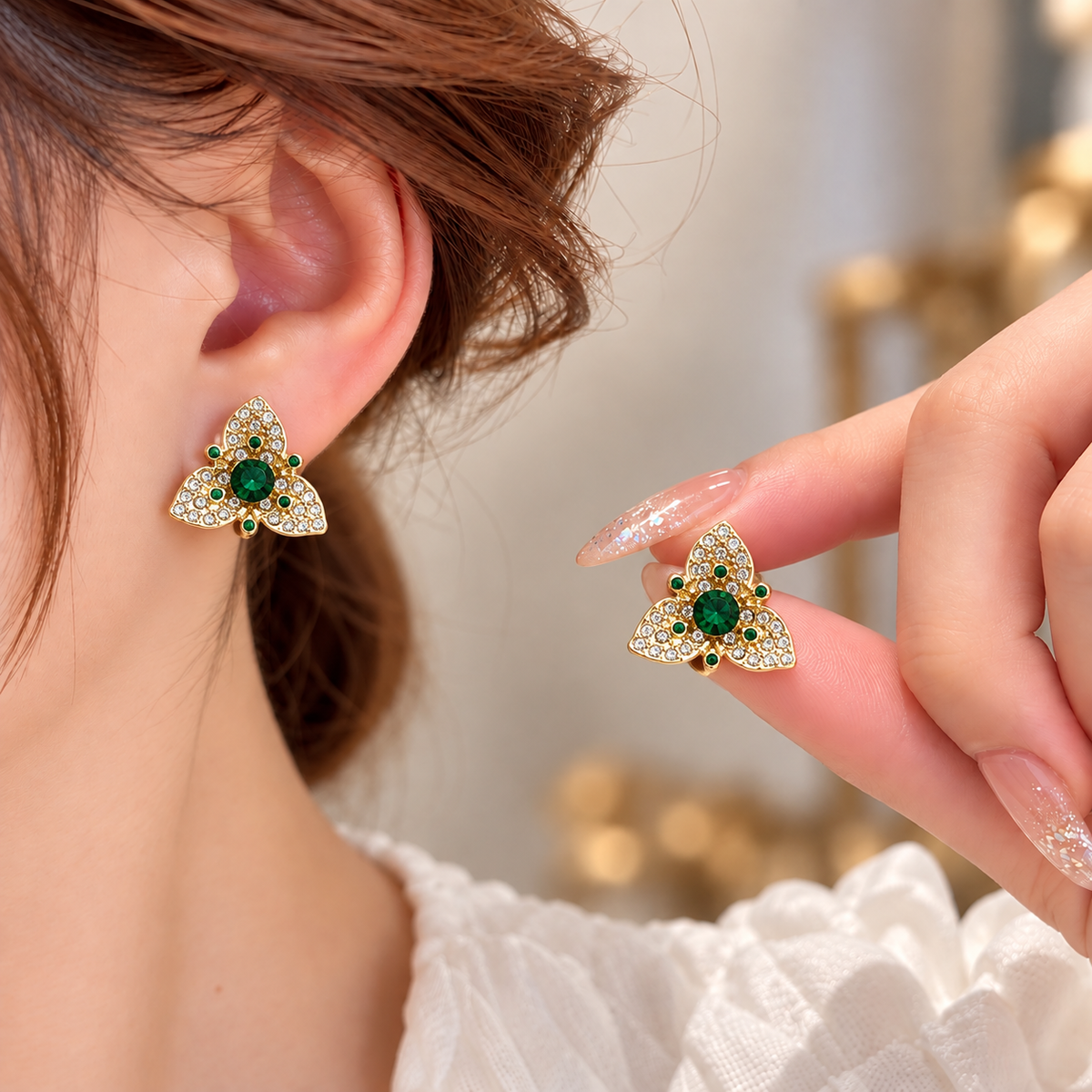 gold-plated floral stud central emerald-green crystal earring
