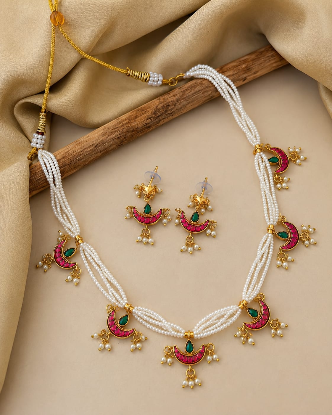 Traditional necklace with earrings set
