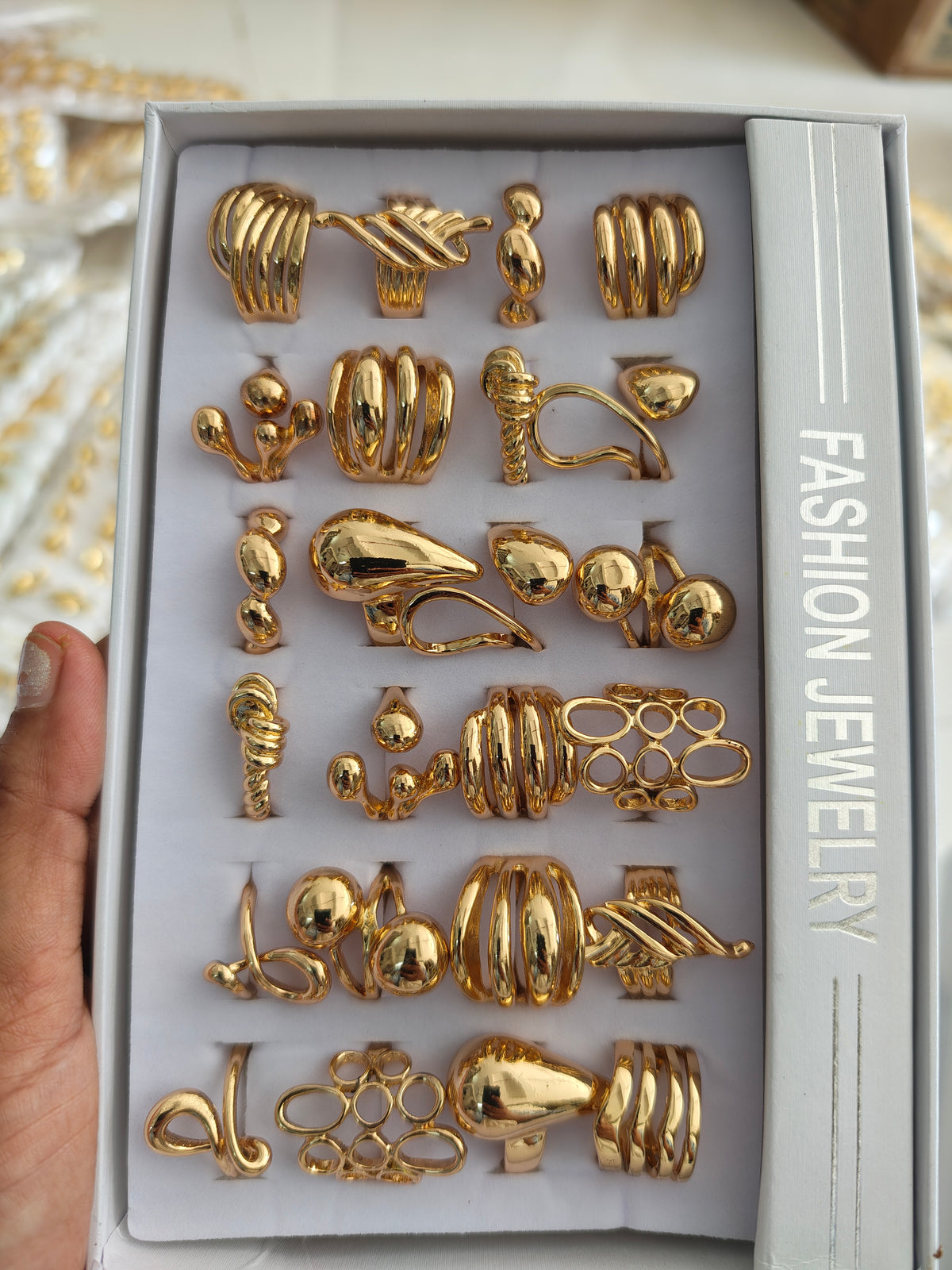 Set of 24 pcs 
Adjustable fashion rings